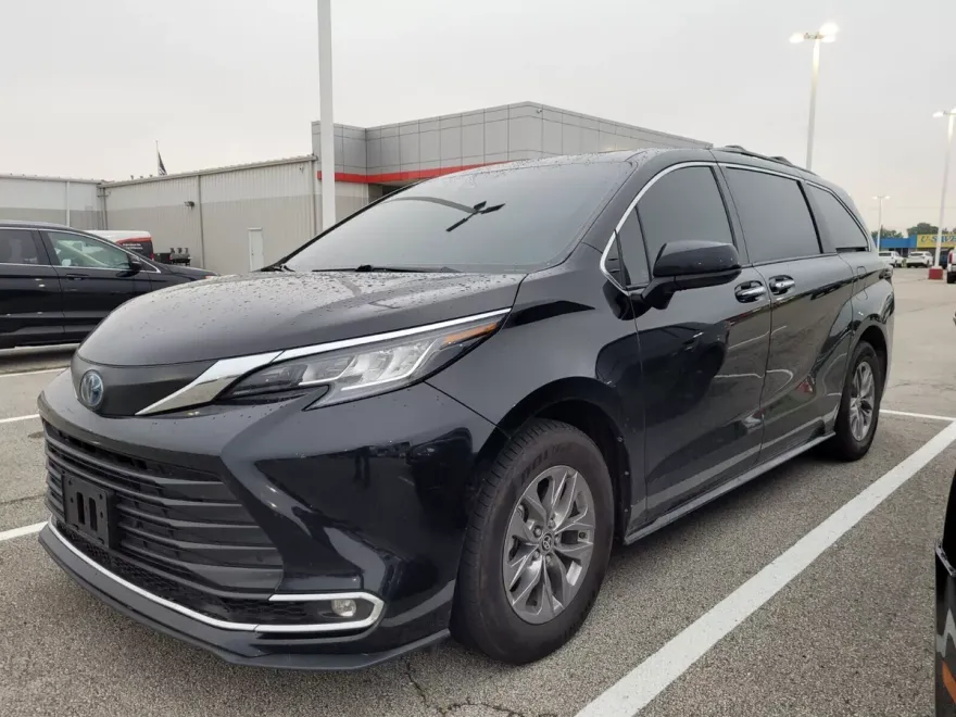 2023 Toyota Sienna XLE photo 1