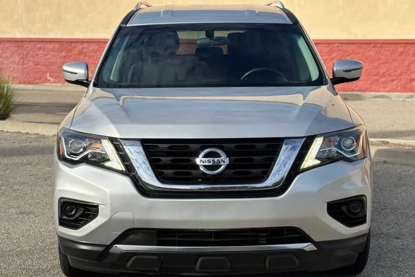 2017 Nissan Pathfinder S photo 1