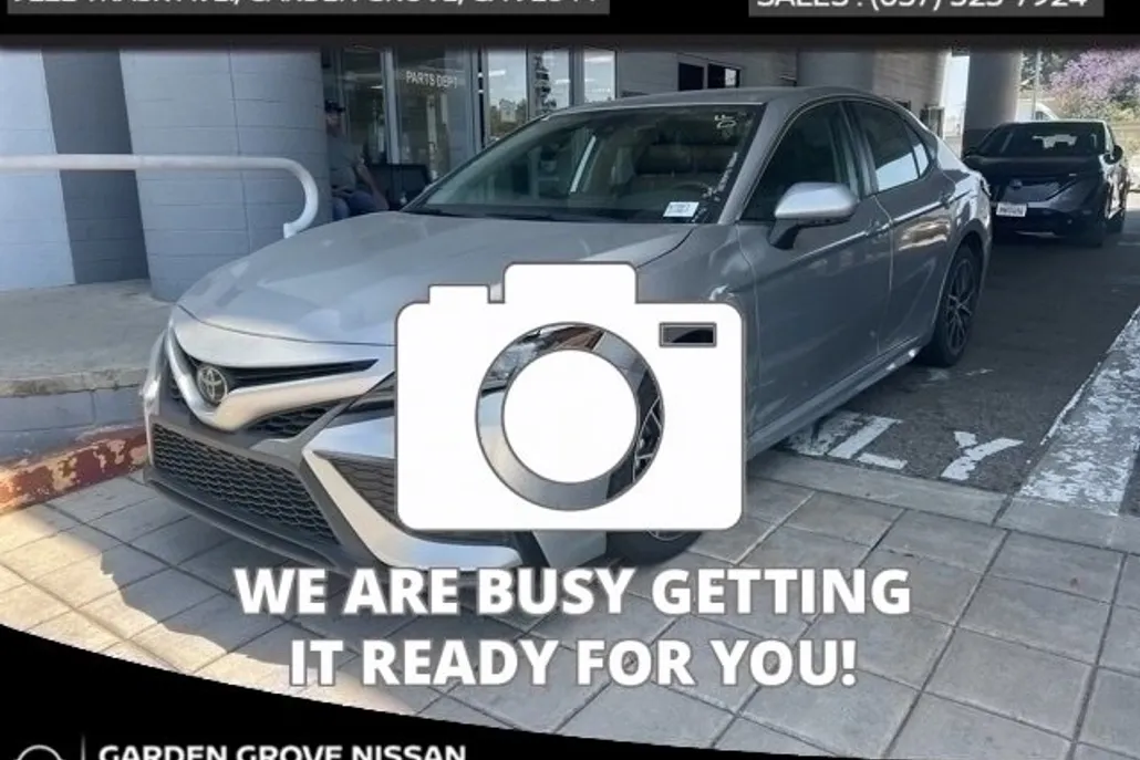 2022 Toyota Camry SE photo 1