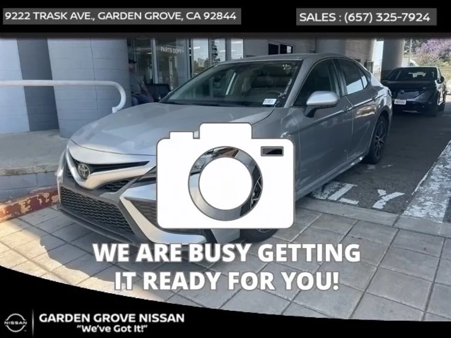 2022 Toyota Camry SE photo 1