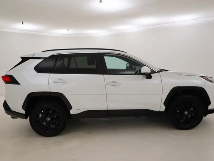 2024 Toyota RAV4 SE photo 1