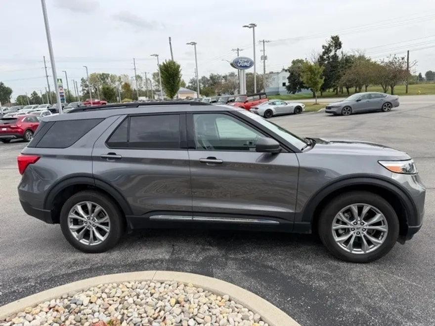 2023 Ford Explorer XLT photo 1