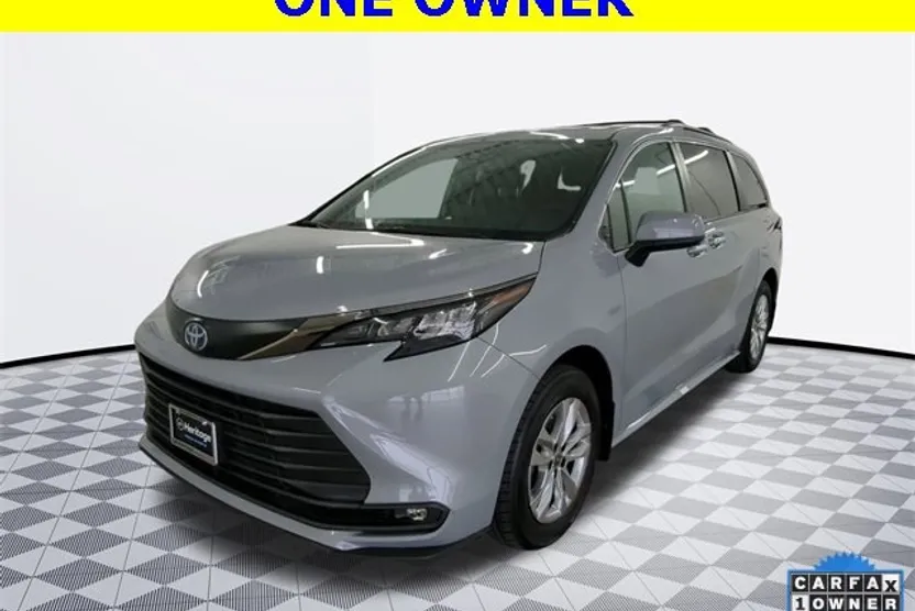 2022 Toyota Sienna XLE Woodland Edition photo 1