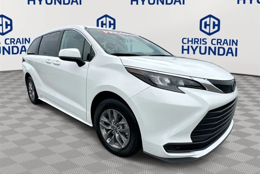 2024 Toyota Sienna LE photo 1