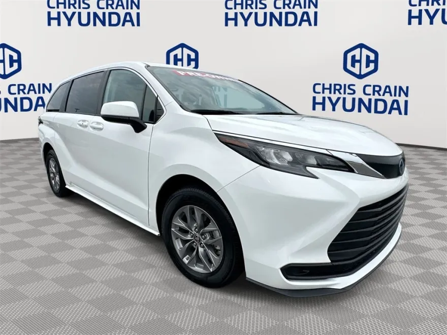 2024 Toyota Sienna LE photo 1