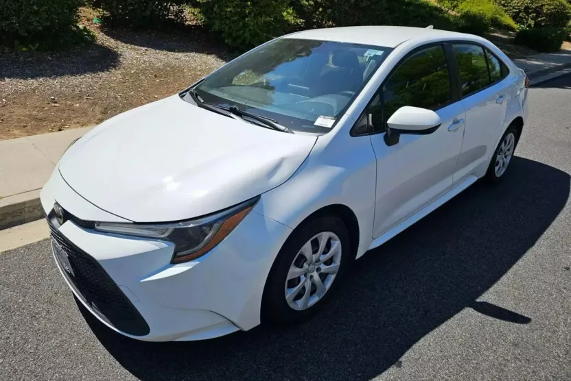 2021 Toyota Corolla LE photo 1