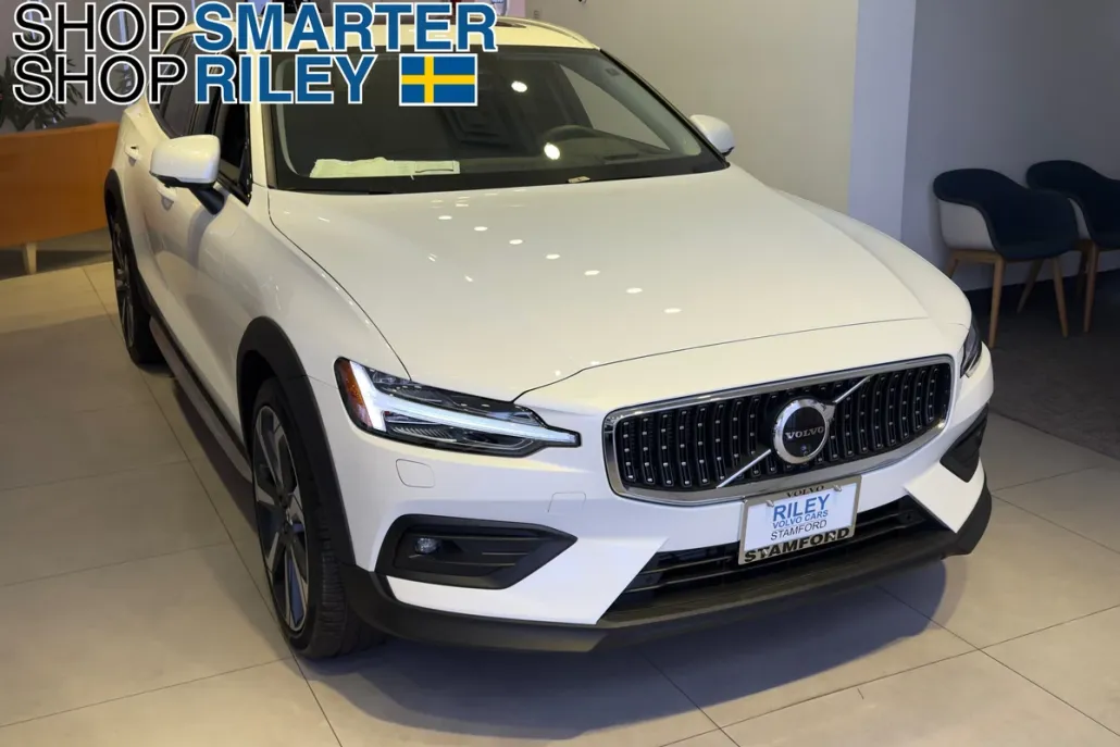 2025 Volvo V60 Cross Country B5 photo 1
