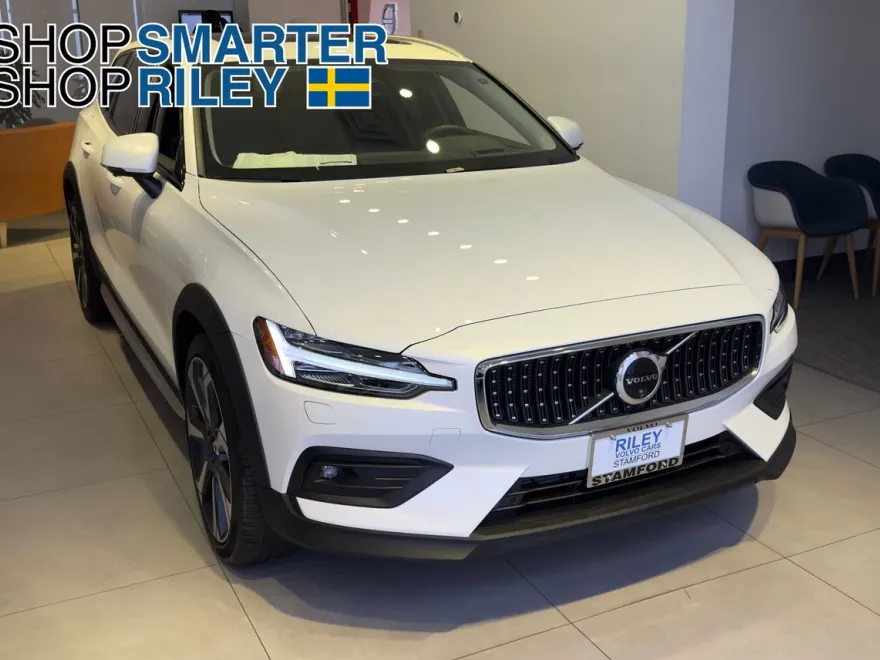 2025 Volvo V60 Cross Country B5 photo 1