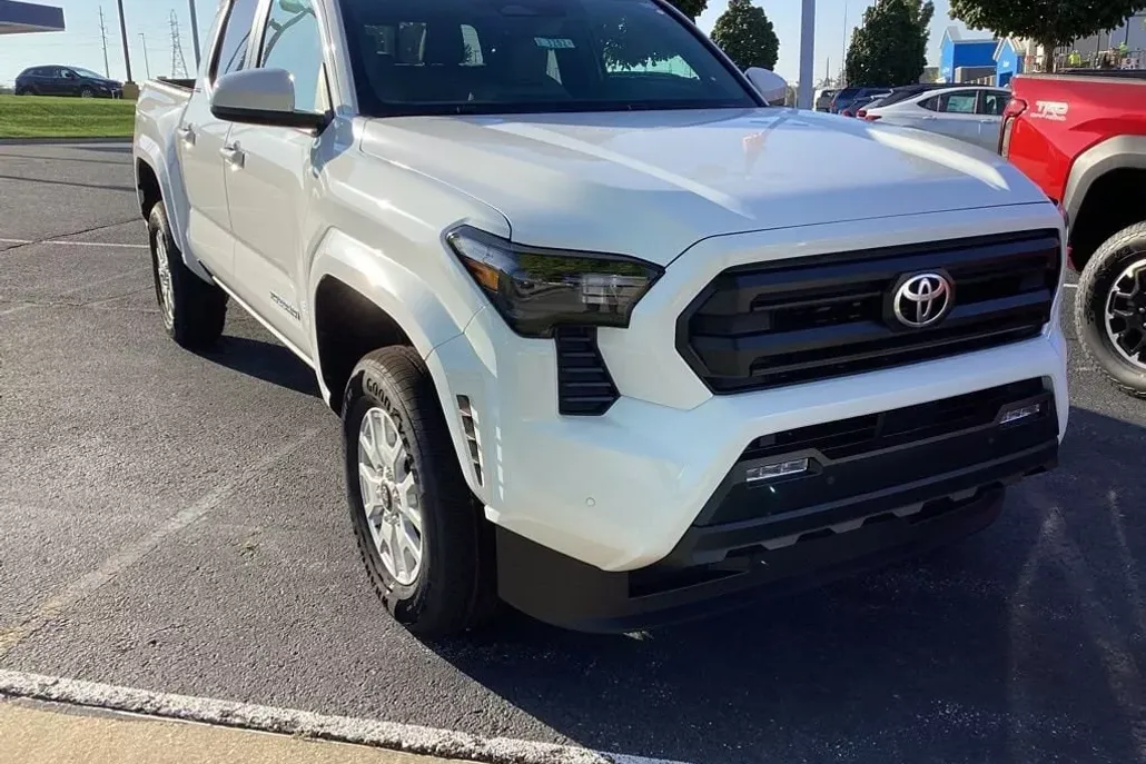 2025 Toyota Tacoma SR5 4x4 Double Cab photo 1