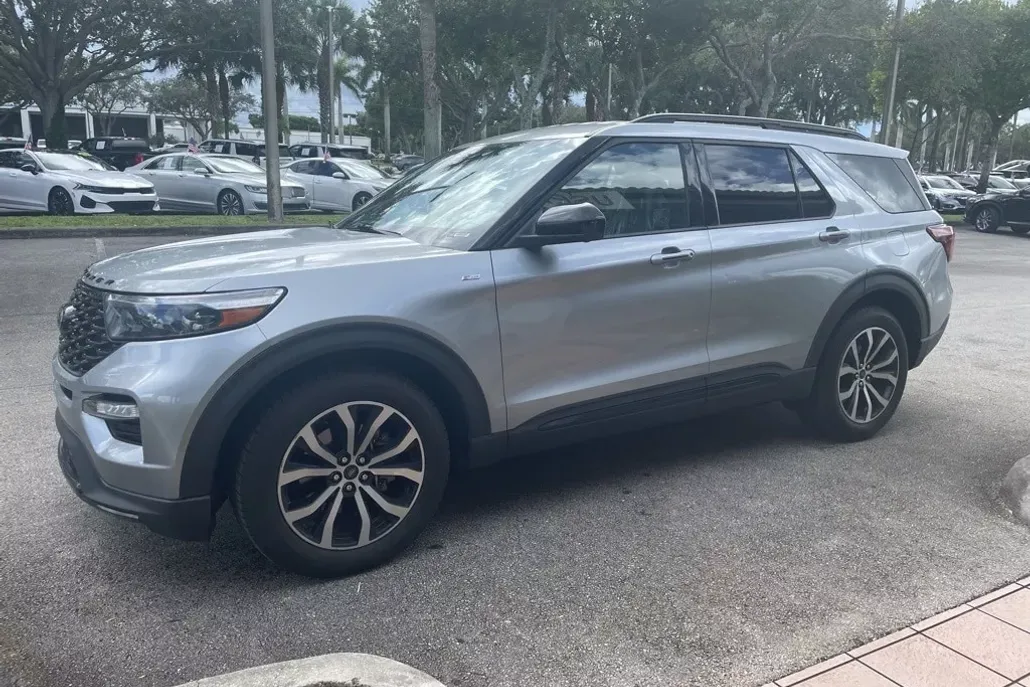 2022 Ford Explorer ST-Line photo 1