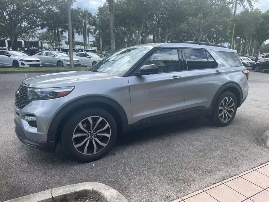 2022 Ford Explorer ST-Line photo 1