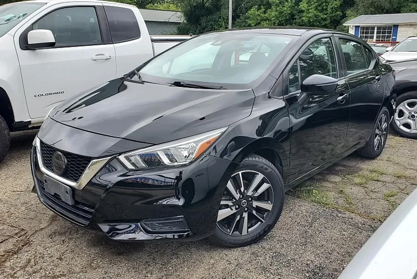2021 Nissan Versa SV photo 1