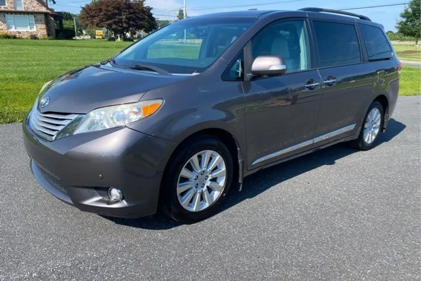 2014 Toyota Sienna Limited photo 1