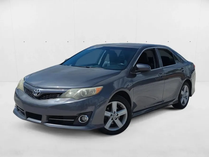 2012 Toyota Camry SE photo 1