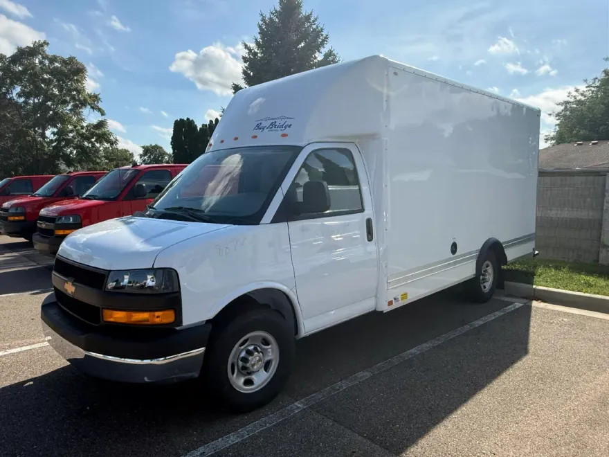 2025 Chevrolet Express Cutaway 3500 Base photo 1