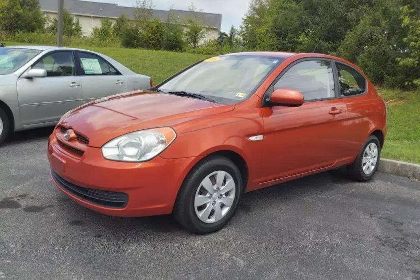2011 Hyundai Accent GS photo 1
