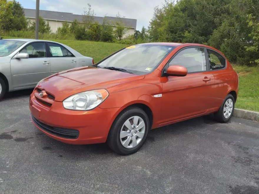 2011 Hyundai Accent GS photo 1