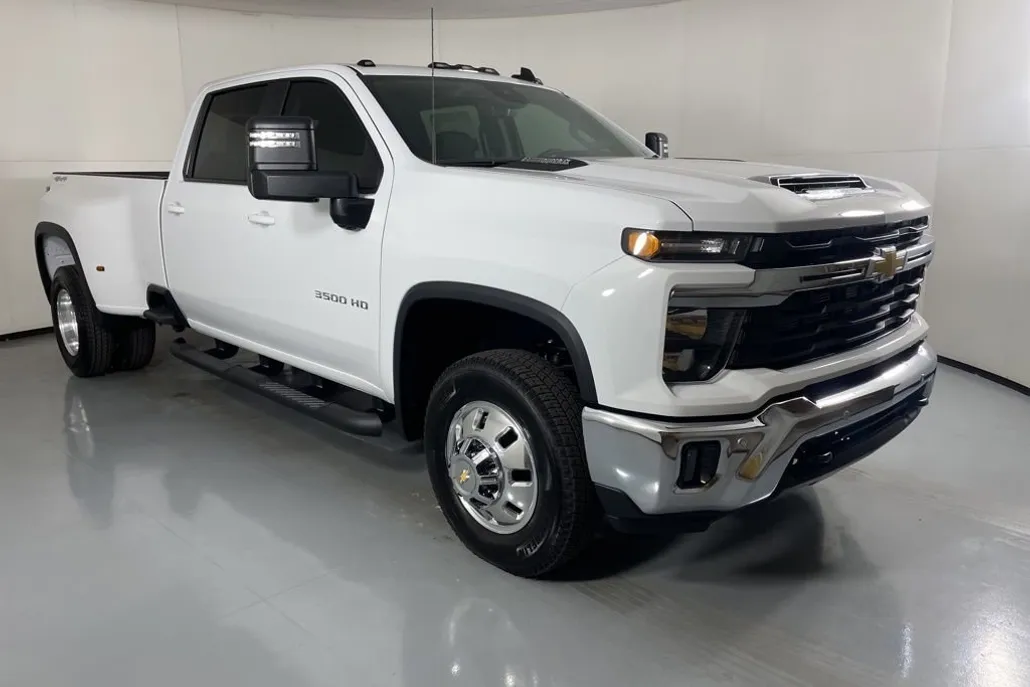 2025 Chevrolet Silverado 3500HD photo 1