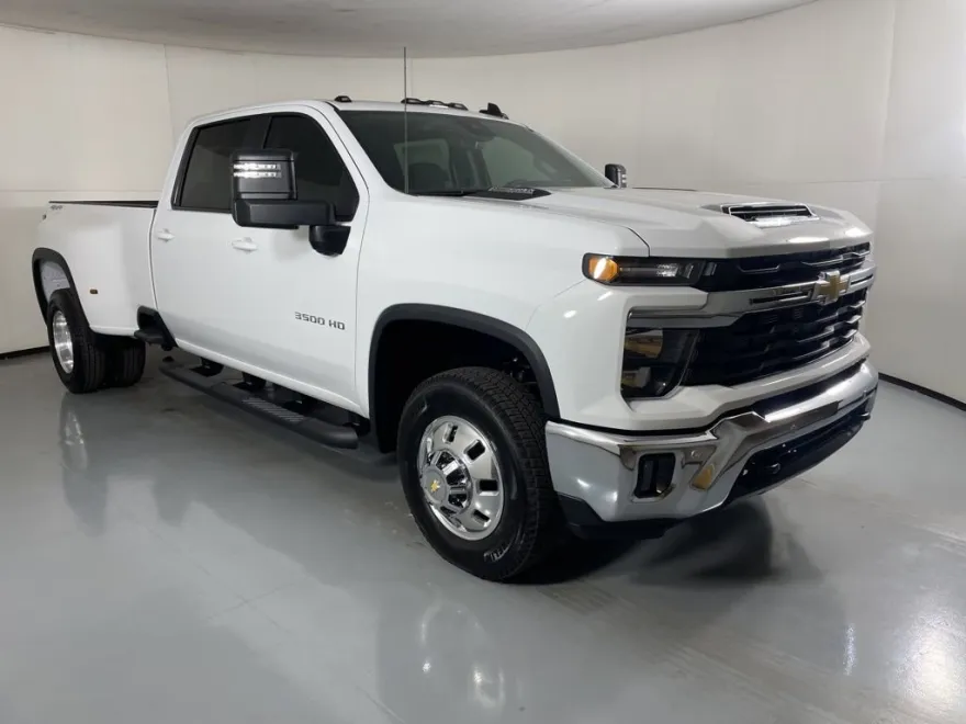 2025 Chevrolet Silverado 3500HD photo 1