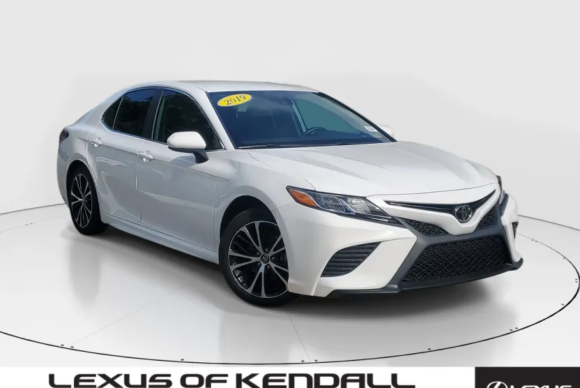 2019 Toyota Camry SE photo 1