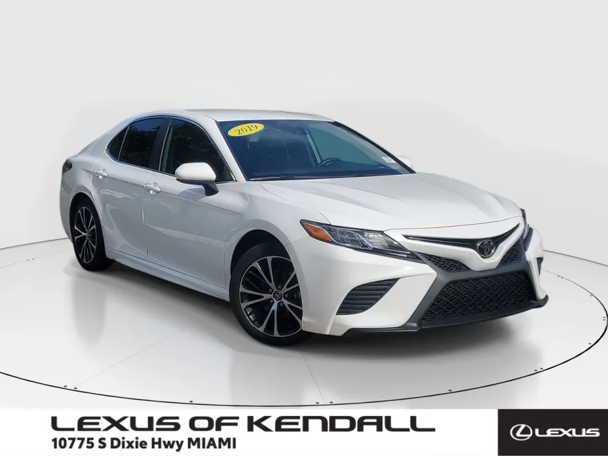 2019 Toyota Camry SE photo 1
