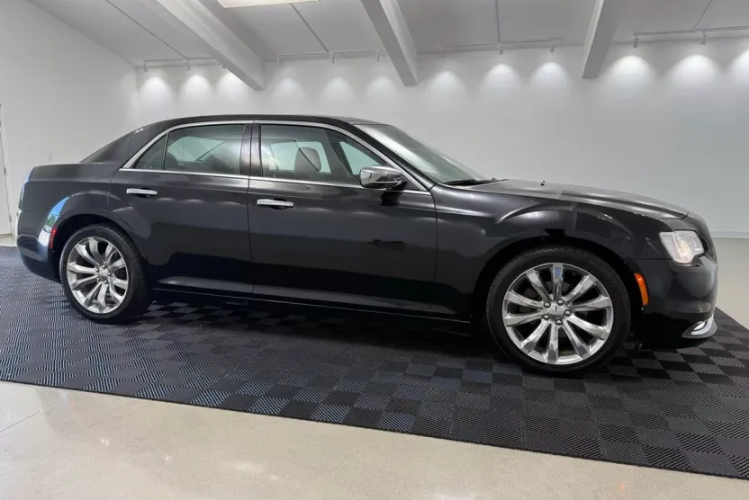 2018 Chrysler 300 Limited photo 1
