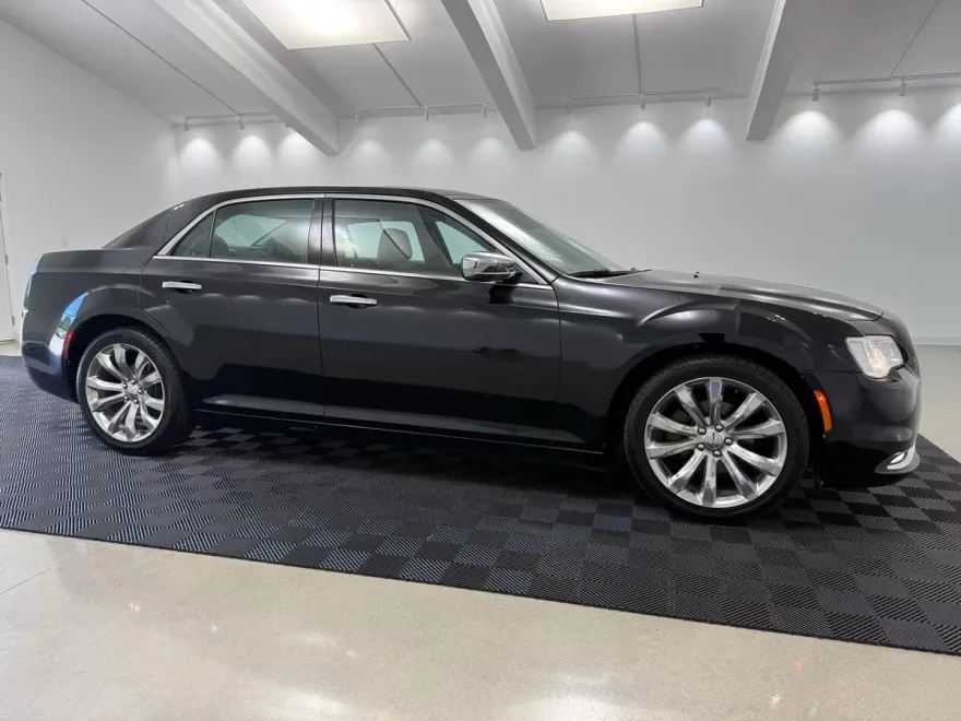 2018 Chrysler 300 Limited photo 1