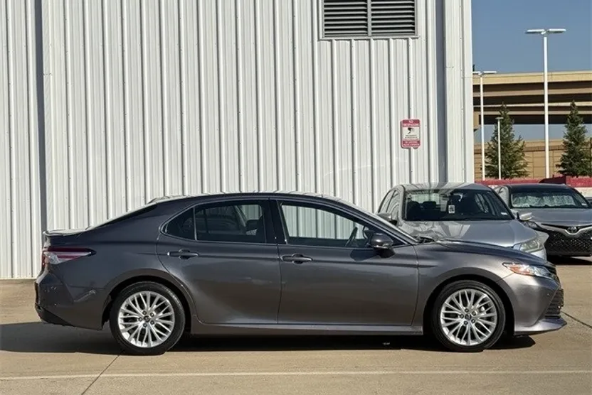 2018 Toyota Camry XLE photo 1