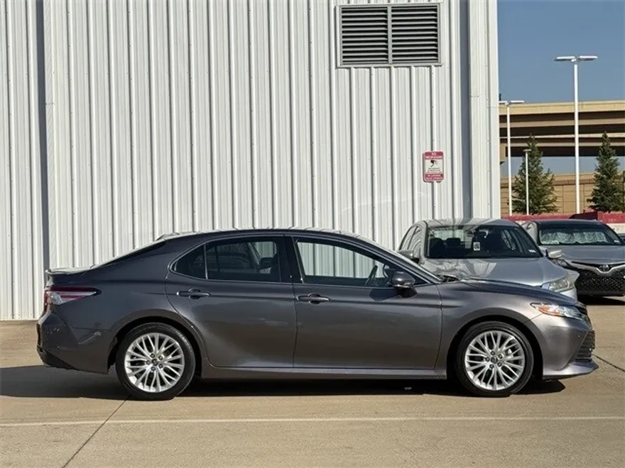 2018 Toyota Camry XLE photo 1
