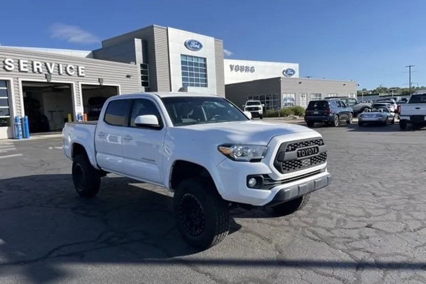2018 Toyota Tacoma SR5 V6 photo 1