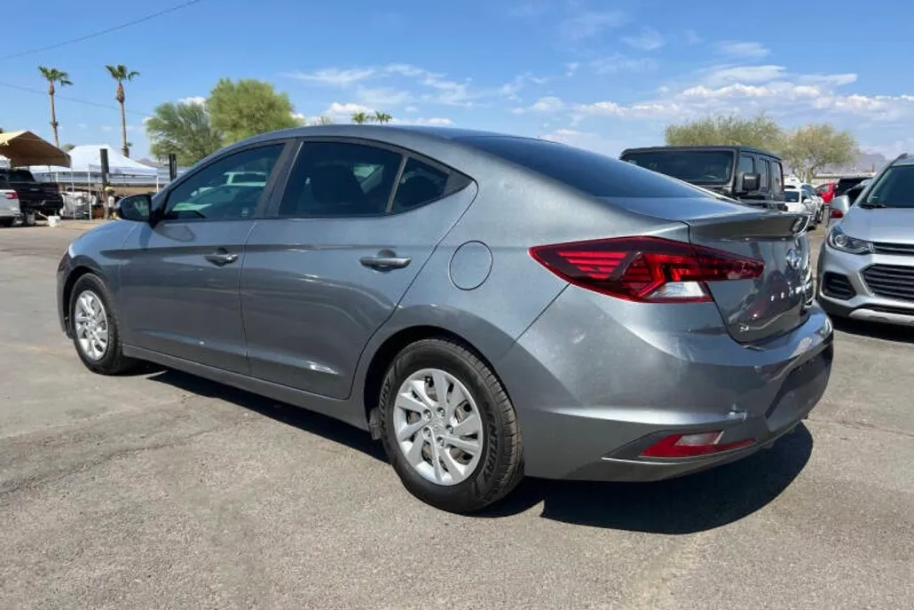2019 Hyundai Elantra SE photo 1