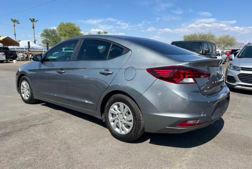 2019 Hyundai Elantra SE photo 1