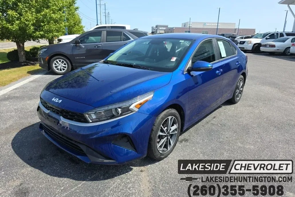 2023 Kia Forte LXS photo 1