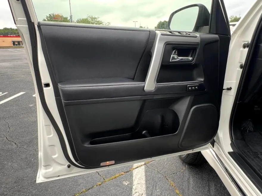 2019 Toyota 4Runner SR5 photo 16