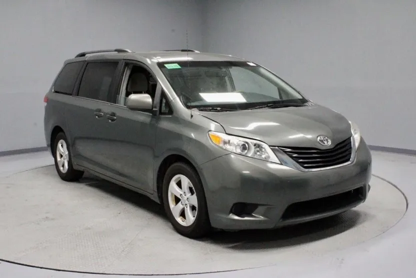 2014 Toyota Sienna LE photo 1