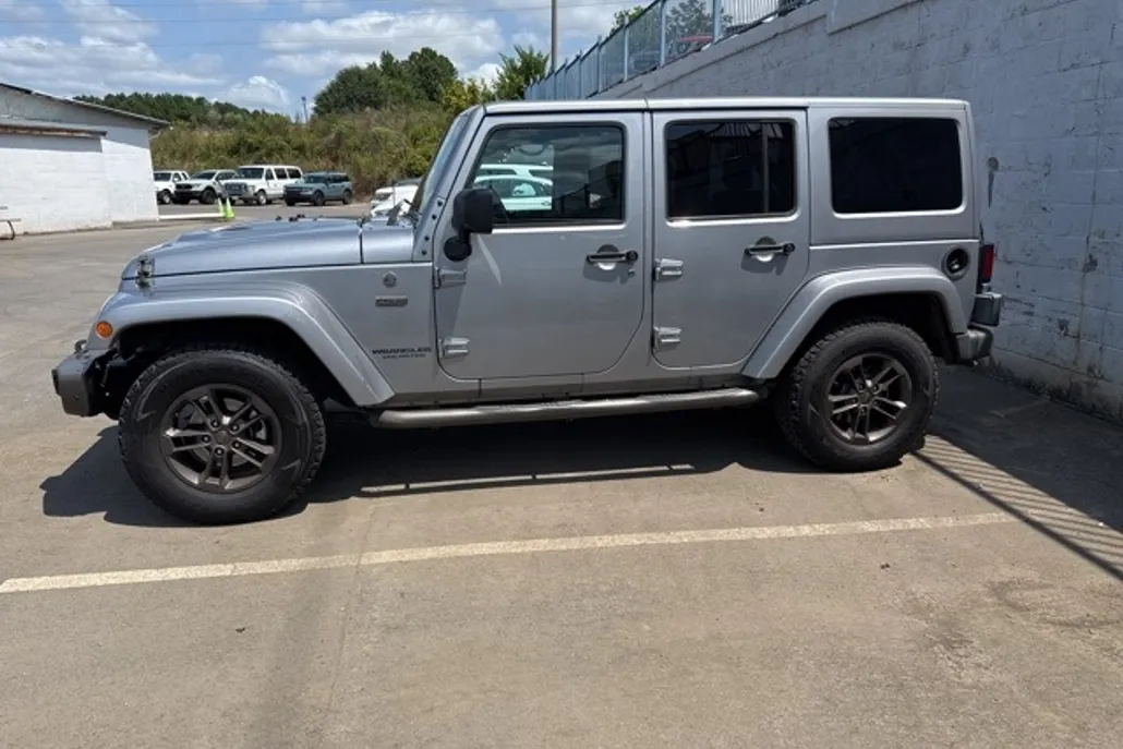 2016 Jeep Wrangler Unlimited Sahara photo 1