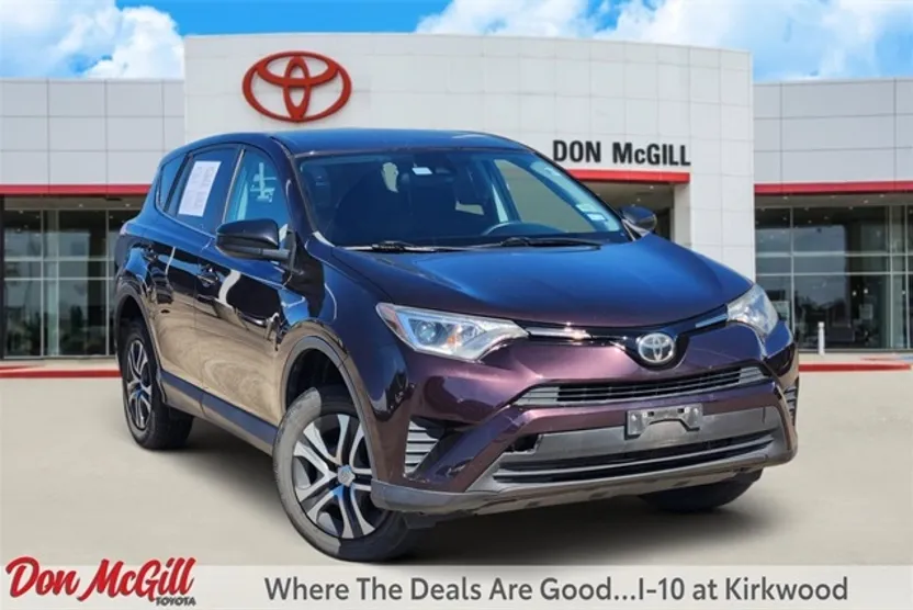 2018 Toyota RAV4 LE photo 1