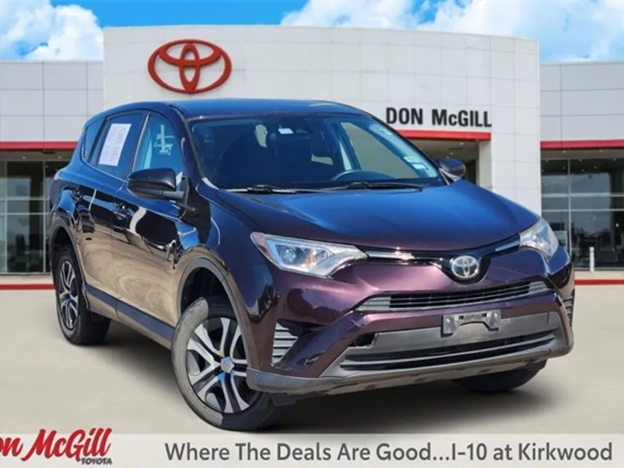 2018 Toyota RAV4 LE photo 1