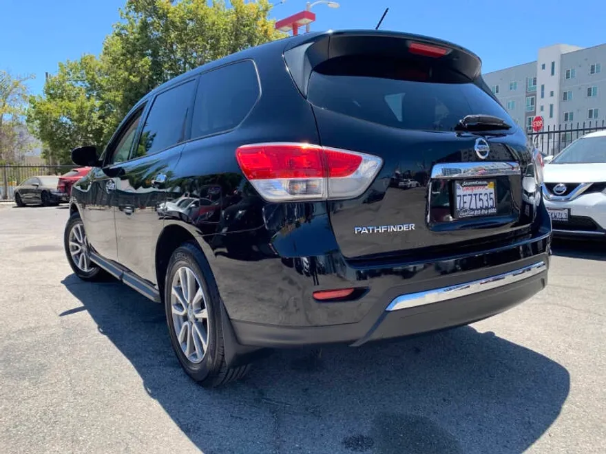 2014 Nissan Pathfinder S photo 1