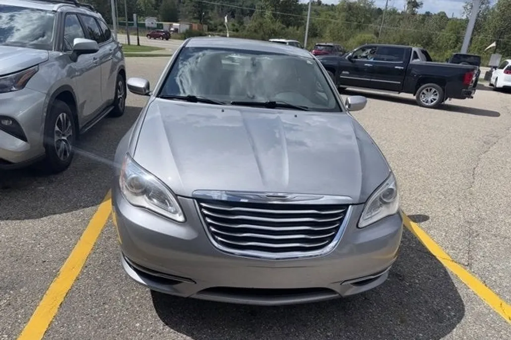 2013 Chrysler 200 Touring photo 1