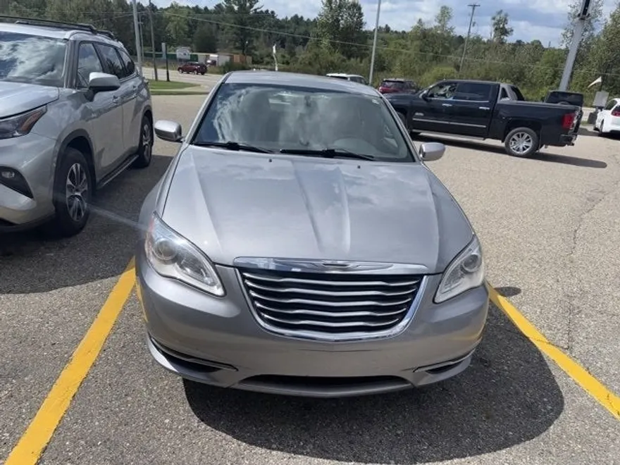 2013 Chrysler 200 Touring photo 1