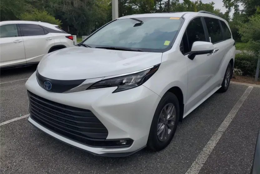 2025 Toyota Sienna XLE photo 1