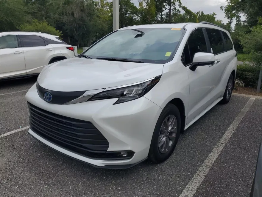 2025 Toyota Sienna XLE photo 1