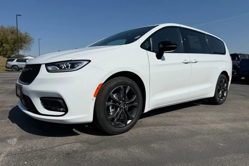 2026 Chrysler Pacifica photo 1