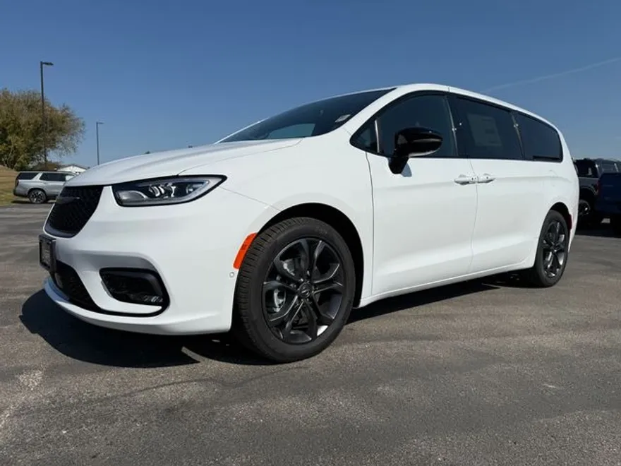 2026 Chrysler Pacifica photo 1