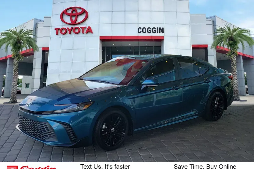 2025 Toyota Camry SE photo 1