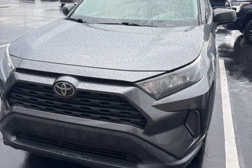 2020 Toyota RAV4 LE photo 1