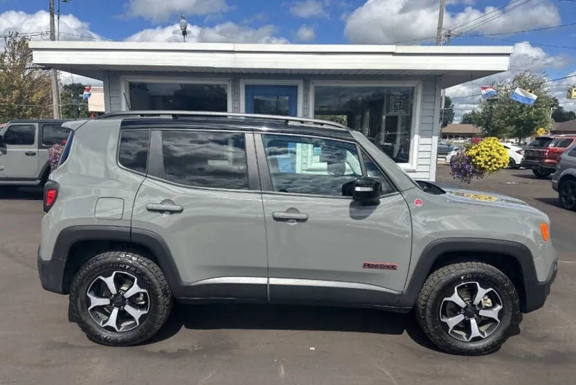 2022 Jeep Renegade Trailhawk photo 1