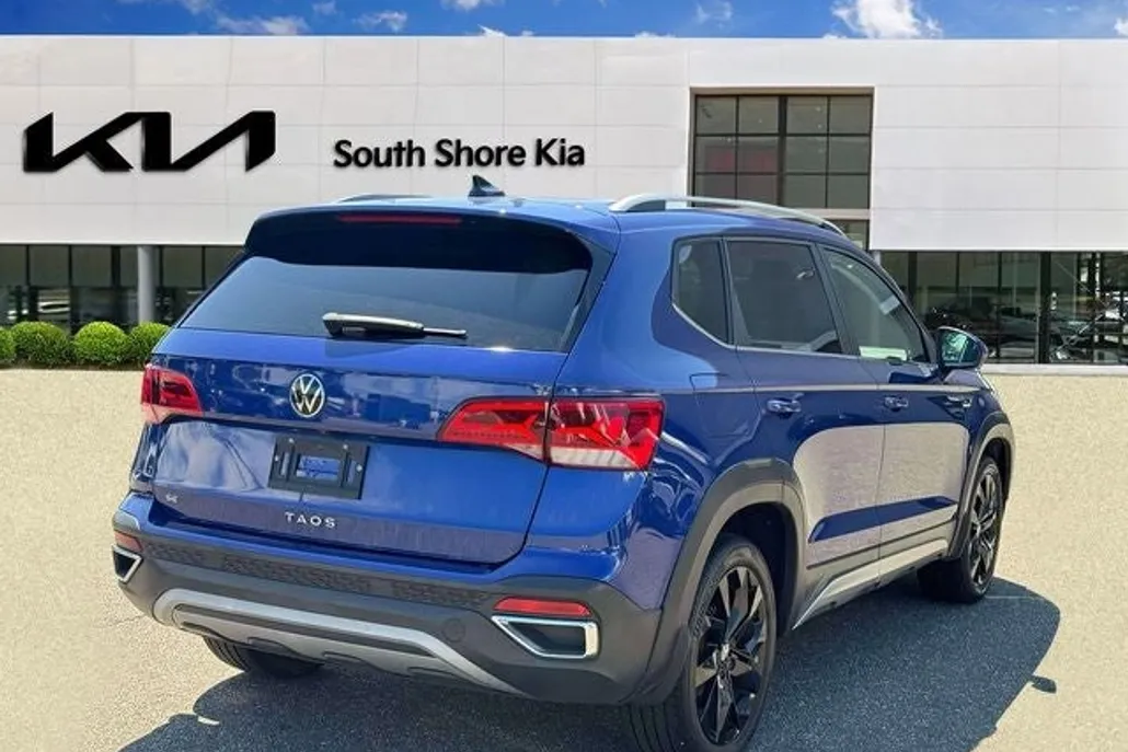 2022 Volkswagen Taos SE photo 1