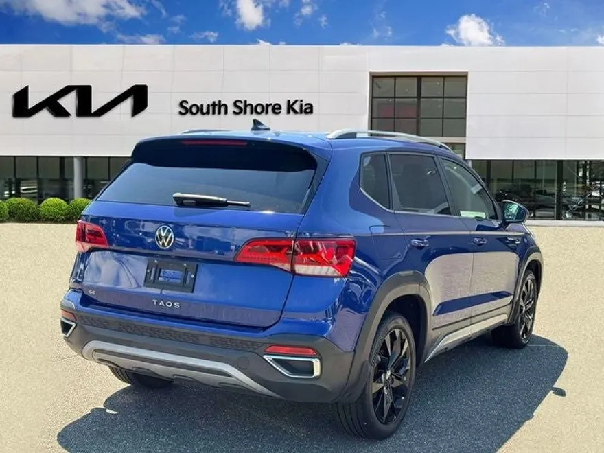 2022 Volkswagen Taos SE photo 1